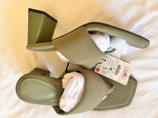Sandalias Bershka tacón verde
