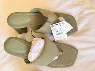Sandalias Bershka tacón verde