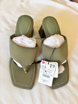 Sandalias Bershka tacón verde