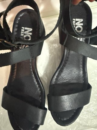 Sandalias de piel negras