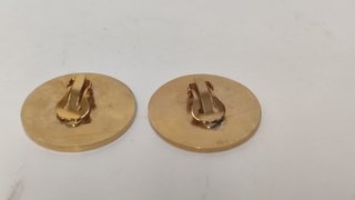Elegantes pendientes vintage con diseño de botón