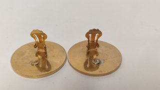 Elegantes pendientes vintage con diseño de botón