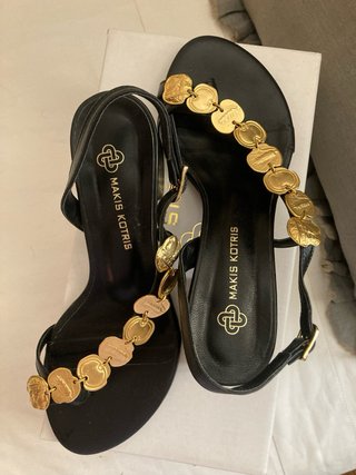 Sandalias Makis Kotris Piel Negro y Dorado