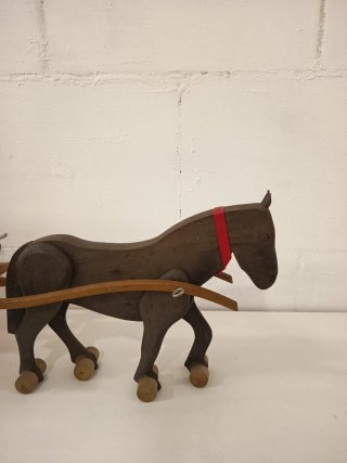 Juguete antiguo: Carro y caballo de madera