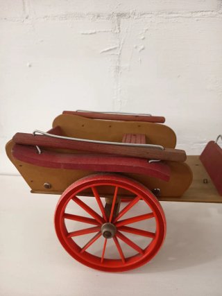 Juguete antiguo: Carro y caballo de madera