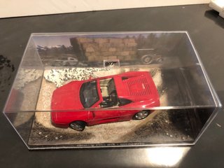 Coche de colección Ferrari F355 GTS Goldeneye