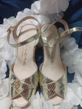 Sandalias de cuña doradas y beige