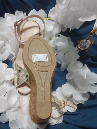 Sandalias de cuña doradas y beige