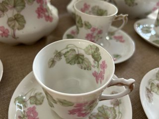 Juego de café de porcelana con flores