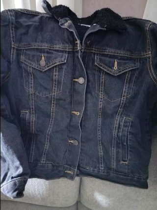 Chaqueta vaquera Pull&Bear negra con borreguito Ta
