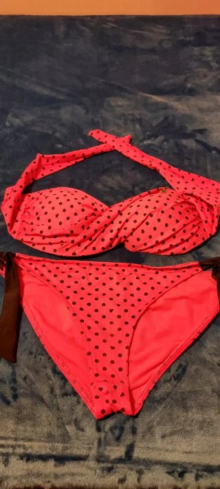 Bikini Rojo Lunares Negros, sin tirantes.