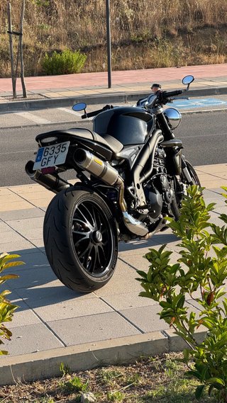 Triumph Speed Triple 1050 Negra