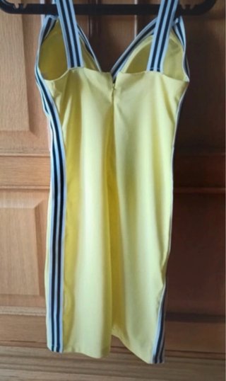 Vestido amarillo con rayas