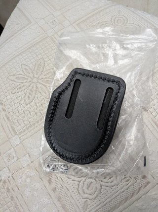 Funda cuero negra para esposas.
