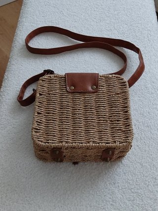 Bolso de rafia con asa de cuero