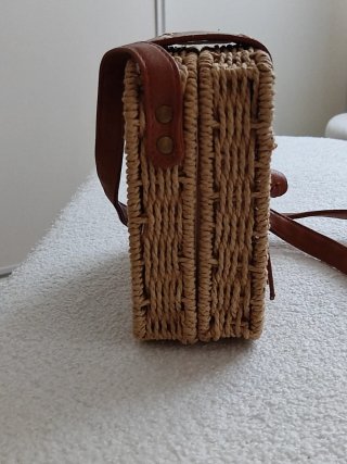 Bolso de rafia con asa de cuero