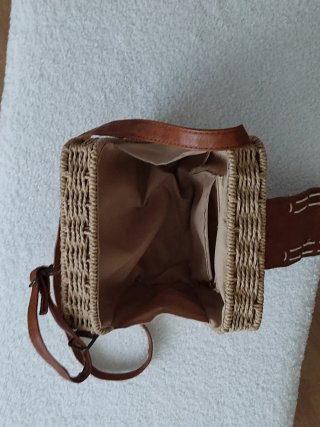 Bolso de rafia con asa de cuero
