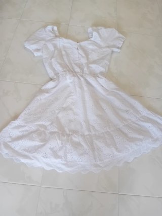 Vestido blanco bordado y regalo el bolso