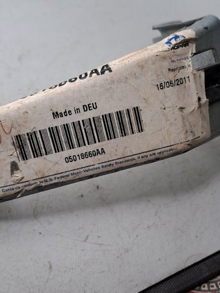 5018660AA Embellecedor rejilla der Chrysler