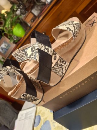 Sandalias cuña Pierre Dumas beige/negro