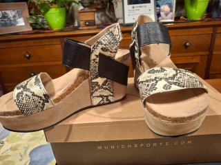 Sandalias cuña Pierre Dumas beige/negro