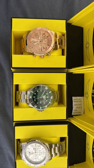 Reloj Invicta Dorado y Verde