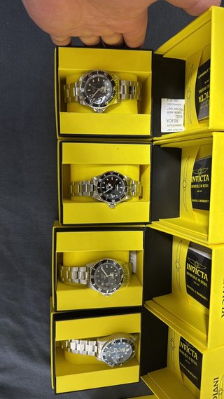 Reloj Invicta Dorado y Verde
