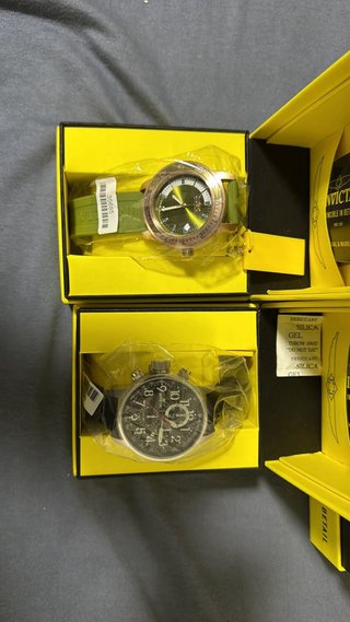 Reloj Invicta Dorado y Verde