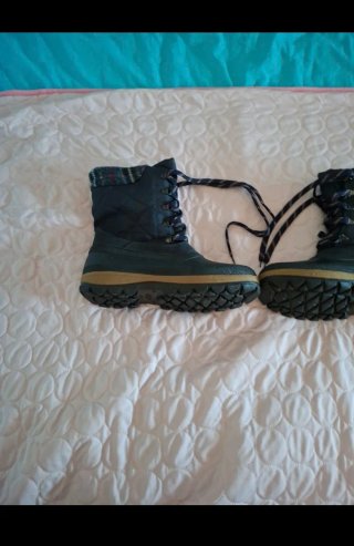 Botas de montaña negras y multicolor