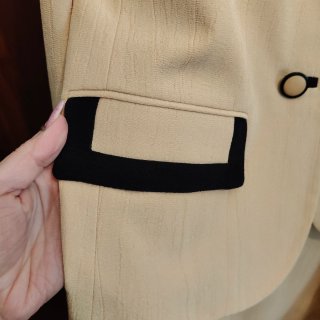 Traje de chaqueta y vestido beige