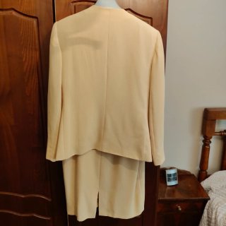 Traje de chaqueta y vestido beige