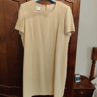 Traje de chaqueta y vestido beige