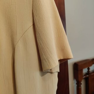 Traje de chaqueta y vestido beige