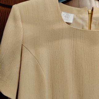 Traje de chaqueta y vestido beige
