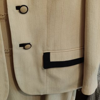 Traje de chaqueta y vestido beige