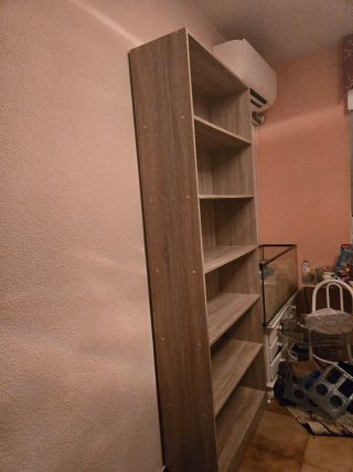 Estantería de madera marrón