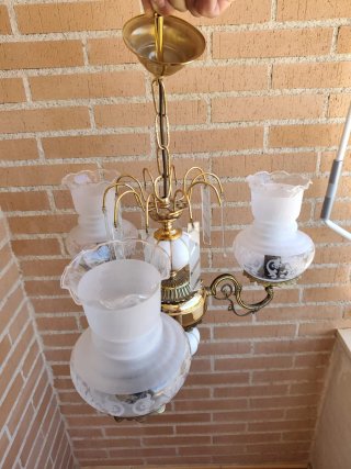 Lámpara colgante dorada y blanca
