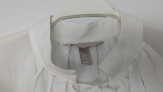 Blusa H&M blanca o Blusa Bershka Naranja pastel.