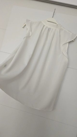 Blusa H&M blanca o Blusa Bershka Naranja pastel.