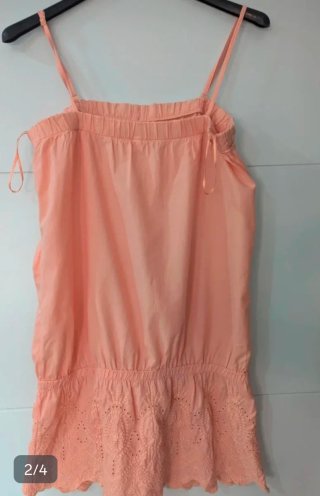 Blusa H&M blanca o Blusa Bershka Naranja pastel.