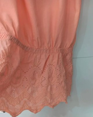 Blusa H&M blanca o Blusa Bershka Naranja pastel.