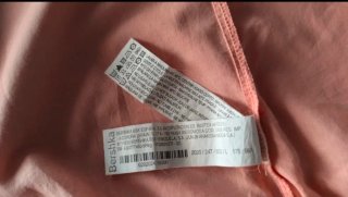 Blusa H&M blanca o Blusa Bershka Naranja pastel.