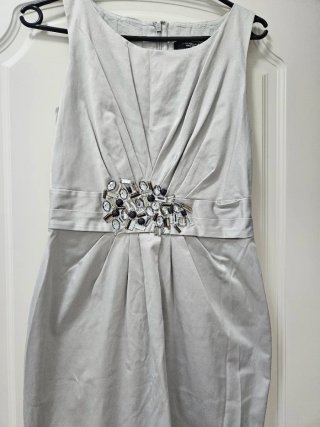 Vestido plateado con pedrería