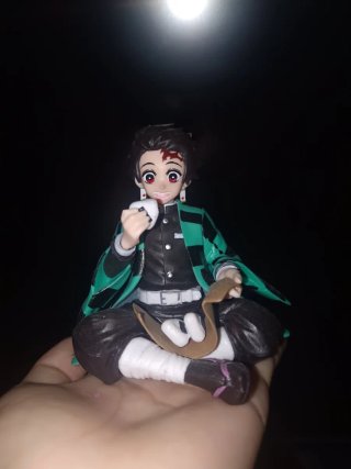 Figura Tanjiro comiendo onigiri