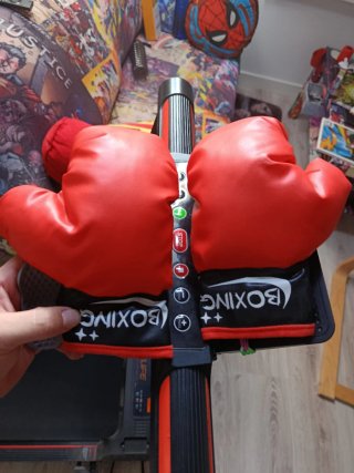 Saco de boxeo infantil con guantes