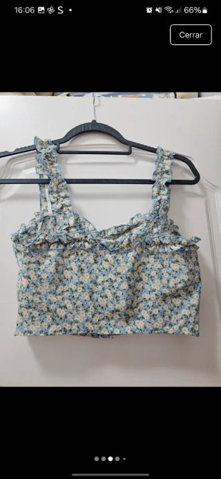 Camiseta floral azul con volantes