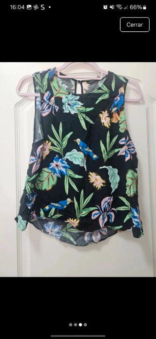 Blusa sin mangas con estampado floral y aves