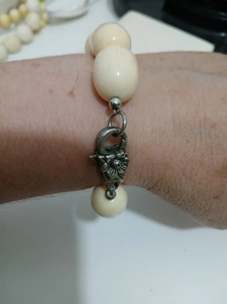 Bracciale vintage avoriolina con chiusura a fiore