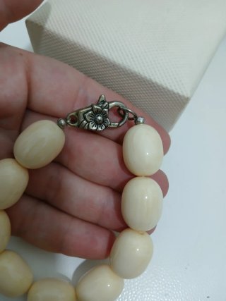 Bracciale vintage avoriolina con chiusura a fiore