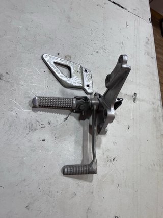 Suzuki GSXR 750 600 SRAD Reposapiés Freno